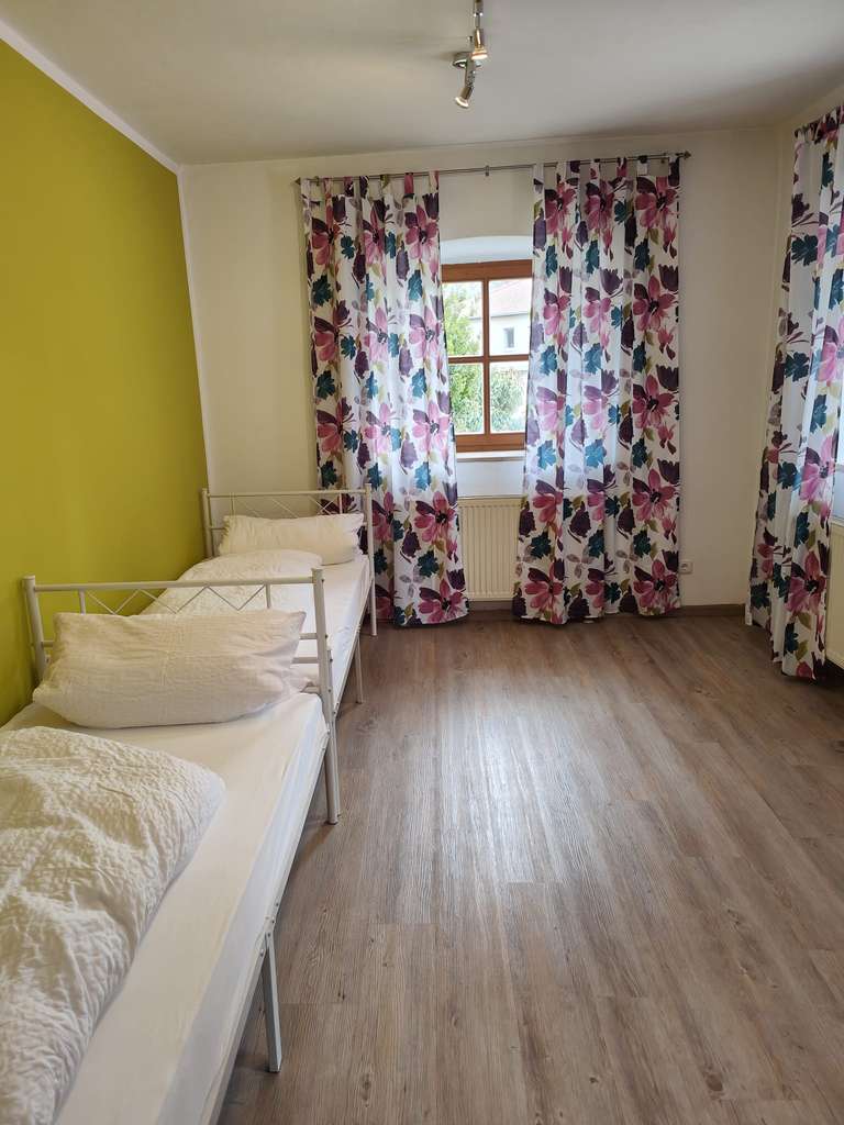 Immobilie in Illschwang - Wohnhaus mit Monteurzimmern und Bädern – sofort vermietbar - Bild 1