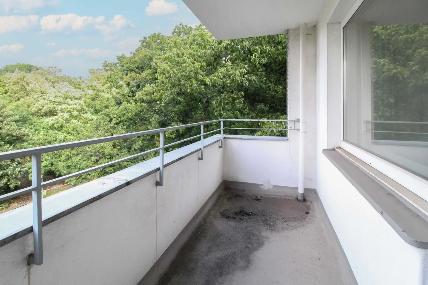 Bezugsfreie Wohnung im 4. OG – provisionsfrei und renovierungsbedürftig in Duisburg, Duisburg – Bild 1