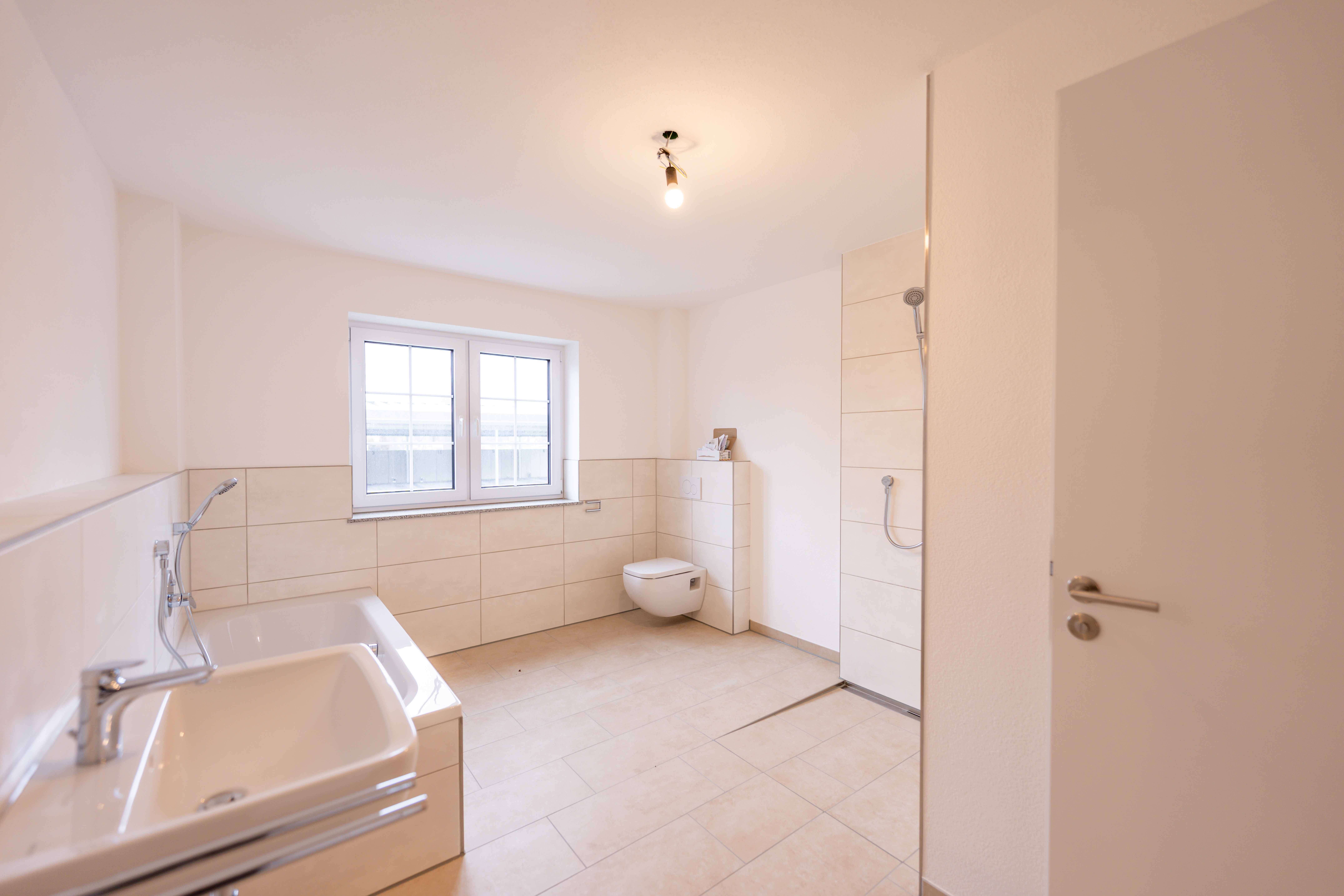 Immobilie in Rot an der Rot - Neuwertig.Barrierefrei.Geräumig. – Moderne 4-Zi.-Erdgeschosswohnung ruhig & naturverbunden - Bild 4