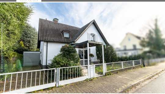 Bild von Einfamilienhaus mit Garten, Pool und Garage in begehrter Lage von Neu-Isenburg