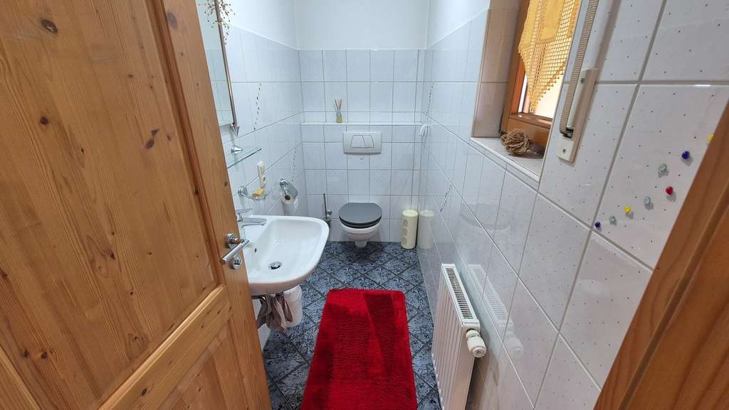 Immobilie in Burglauer - Einfamilienhaus mit Einliegerwohnung, neuem Bad und PV-Anlage in Top-Zustand - Bild 3