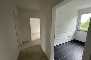 Renovierte 2 Zimmer mit Balkon - weißes Wannenbad mit Fenster - Duisburg Rheinhausen – Franz-Schubert-Straße 4, 47226 Rheinhausen-Mitte, Duisburg – Vorschaubild 7