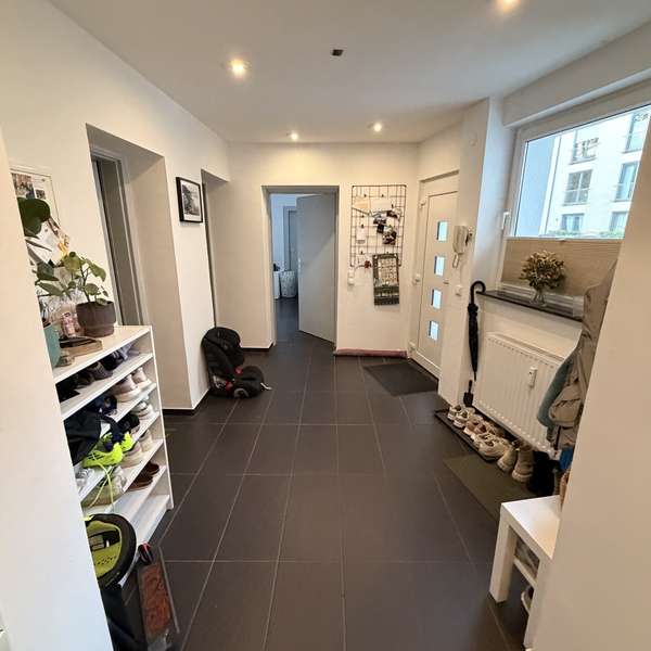 *** Moderne 4-Zimmer-Wohnung mit Stellplatz & zwei Bädern ***