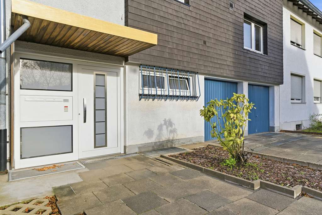 Immobilie in Wesseling - Wohnen & investieren: 3-Familienhaus mit Zukunft in zentraler Wesselinger Lage - Bild 1