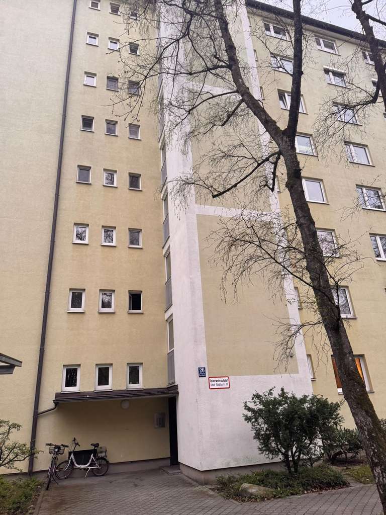 Immobilie in München - Parkstadt / Bogenhausen:  Top gepflegte 2 -Zimmer Wohnung mit Loggia und Garage - Bild 0