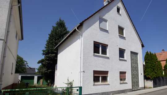 Bild von Charmantes Mehrfamilienhaus mit Potenzial – sanierungsbedürftige Liegenschaft mit Garten und Garagen