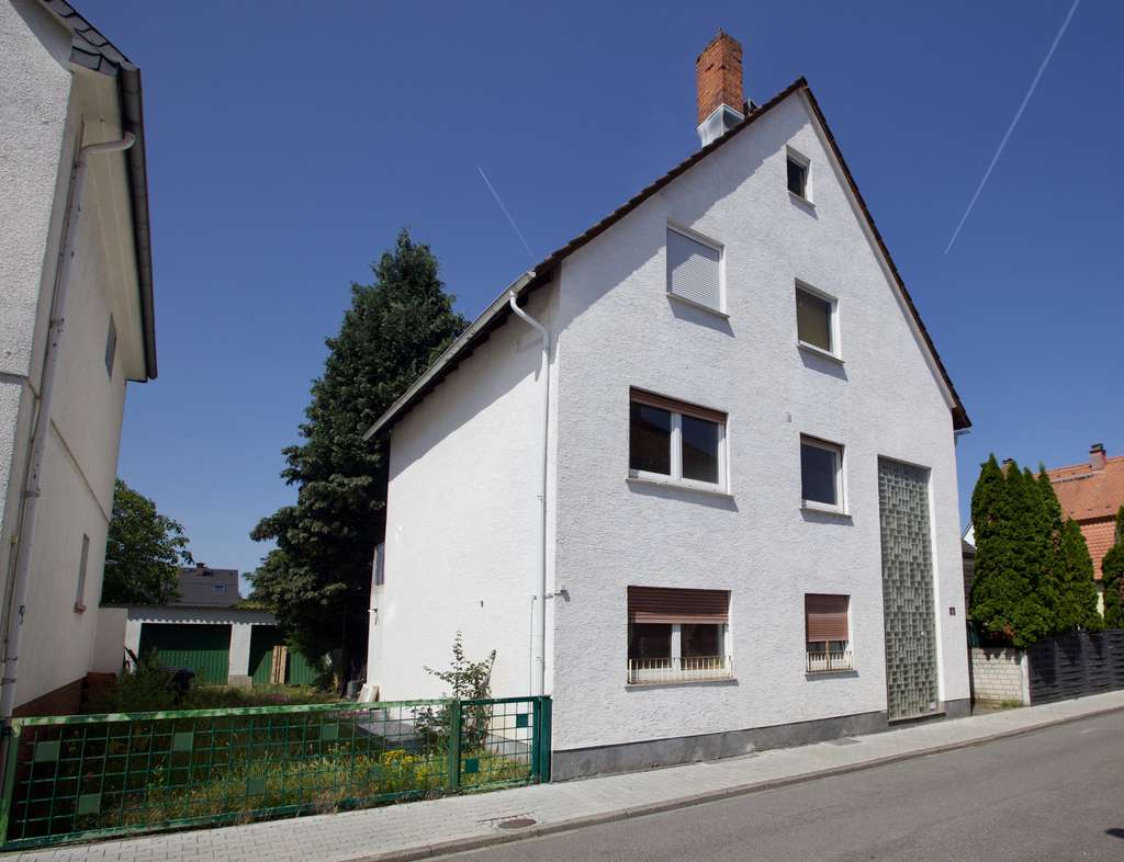 Immobilie in Darmstadt - Charmantes Mehrfamilienhaus mit Potenzial – sanierungsbedürftige Liegenschaft mit Garten und Garagen - Bild 0