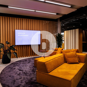 Nachhaltige Architektur mit flexiblen Bürolösungen und urbaner Eleganz