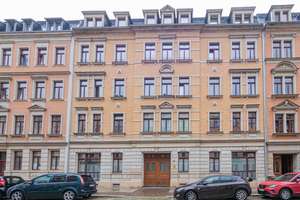 Komfortabler Altbau in Elbnähe. Balkon, Parkett, Carport, und Tageslichtbad mit Wanne.