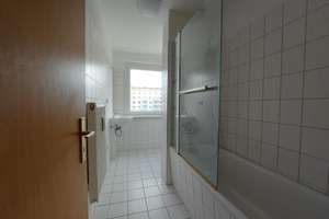 *Die Treppen hinauf zu Ihrer neuen Wohnung* – 39104 Altstadt, Magdeburg – Vorschaubild 3