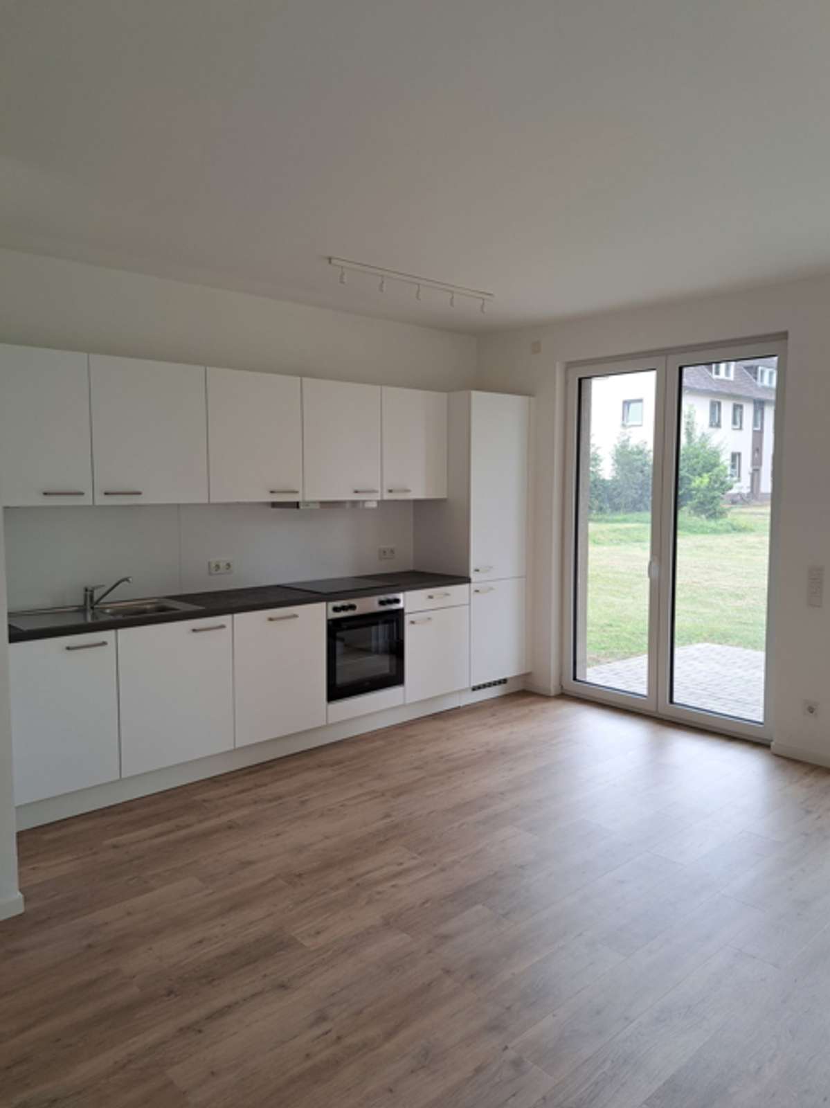 Moderne 2-Zimmer Wohnung mit Terrasse und Einbauküche