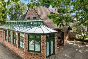 Exklusives Wohnhaus mit hellem Wintergarten und weitläufigem Grundstück in Kaarst