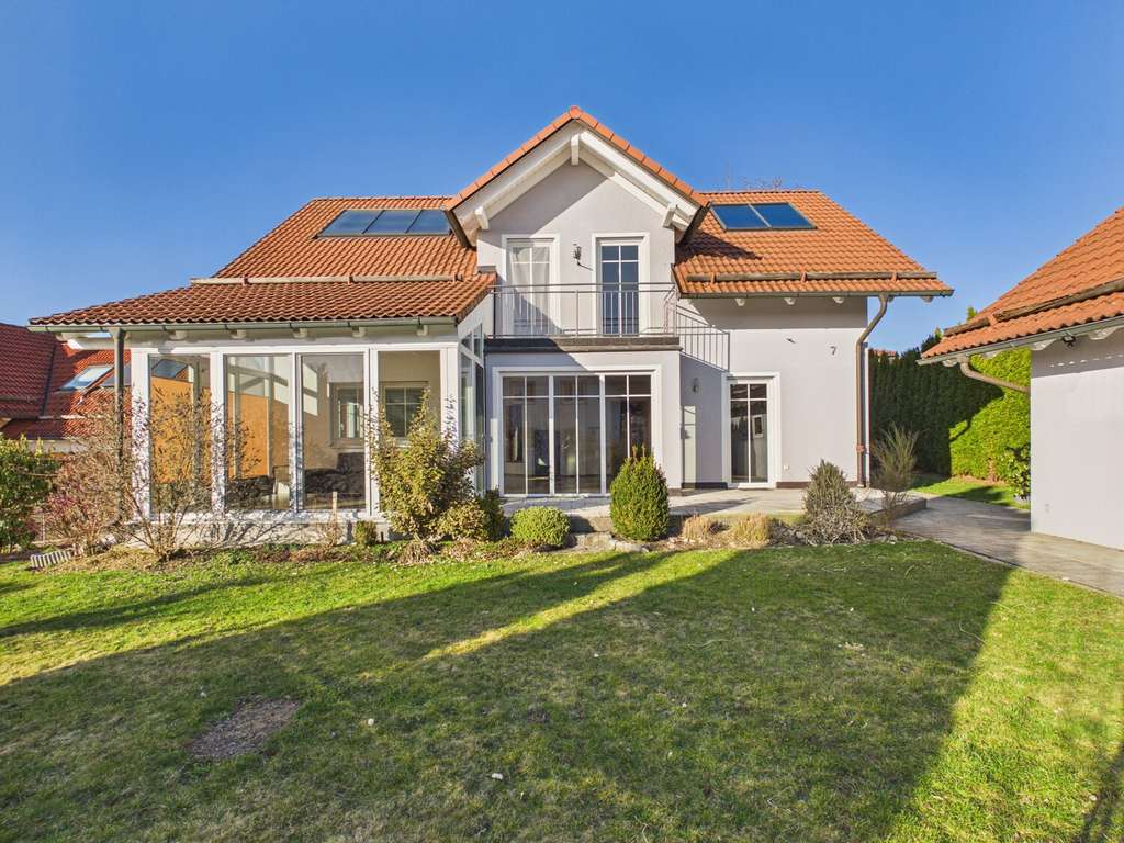 Immobilie in Altfraunhofen - Ihr neues Zuhause im Grünen – charmantes Landhaus mit Kamin & Wintergarten in Altfraunhofen - Bild 2