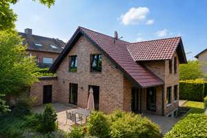 ***Freistehendes Einfamilienhaus mit großem Garten in Elsen***