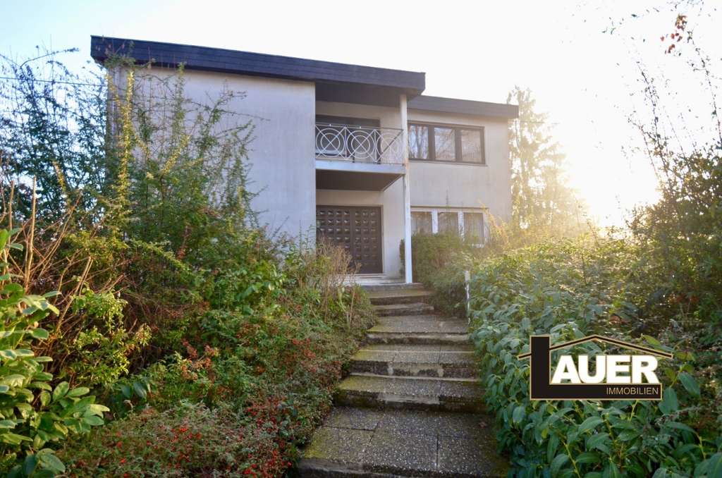 Immobilie in Wadgassen - Freistehendes Zweifamilienhaus mit Einliegerwohnung, Garten und Doppelgarage zu verkaufen. - Bild 0