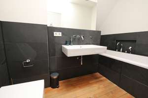 PENTHOUSE MIT GROSSER TERRASSE - AUFZUG & PARKETT - URBANER LIFESTYLE  IM SIMON DACH KIEZ – Simon-Dach-Str. 14, 10245 Friedrichshain, Berlin – Vorschaubild 6