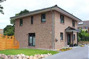 Modern & stylisch wohnen auf zwei Vollgeschossen Niedrigenergiehaus mit Wärmepumpe
Neubau in Planun – Herzhorn, Steinburg (Kreis), 25379 Steinburg (Kreis) – Vorschaubild 1
