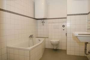 Schöne renovierte 2-Zi-Altbauwohnung, Küche mit  EBK in Bogen Zentrum – Stadtplatz 14, 94327 Bogen – Vorschaubild 2