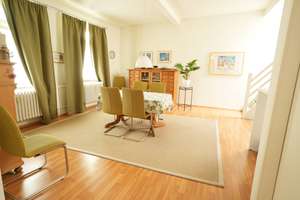 Großzügige 5-Zimmer-Wohnung mit sonniger Dachterrasse in ruhiger Hinterhoflage.