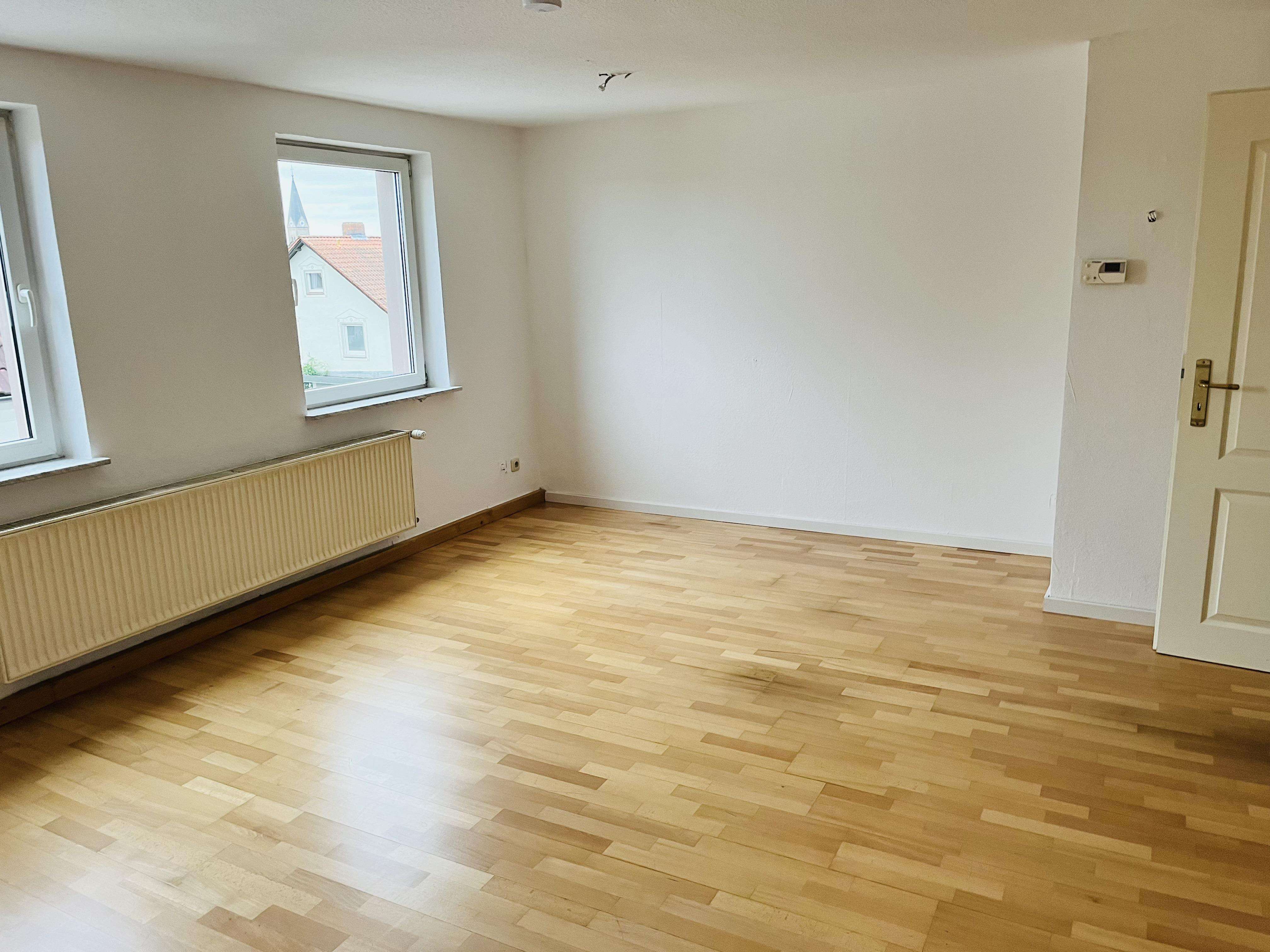 Immobilie in Haßfurt - *PREISSENKUNG* Beziehbare 3 Zimmer-Wohnung mit Küche, Duschbad/WC und Kellerraum in ruhiger, stadtn - Bild 1