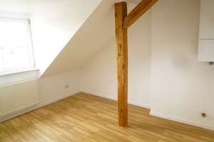 DEM HIMMEL SO NAH / Schöne Dachgeschosswohnung mit Einbauküche in Jugendstil-Stadtvilla – Blücherstraße 34, 65195 Westend / Bleichstraße, Wiesbaden – Vorschaubild 9