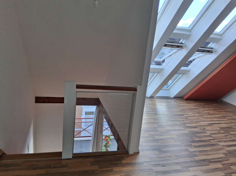 Wohnzimmer mit Treppe