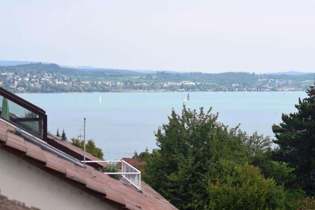 Renovierungsbedürftige DG-Seesichtwohnung möchte zu neuem Leben erweckt werden.