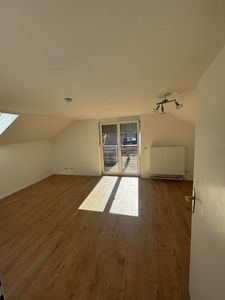 Erstbezug nach Renovierung! Helle 2-Zimmer-Dachgeschosswohnung mit Balkon & Weitblick