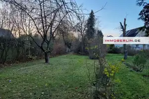 IMMOBERLIN.de - Ausbaufähiges Ein-/Zweifamilienhaus auf großem Westgrundstück mit Neubaupotential – Berlin – Vorschaubild 1