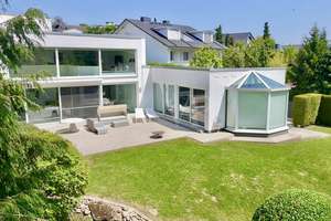 VON POLL - FRIEDRICHSDORF: Exklusive Bauhaus-Villa - Wohnen und Arbeiten mit Blick auf den Hardtwald – Die vollständige Adresse der Immobilie erhältst du vom Anbieter., 61381 Friedrichsdorf – Vorschaubild 2