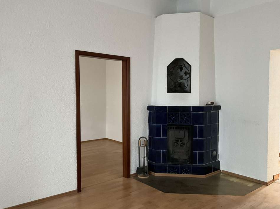 Wohnzimmer mit Eckkamin