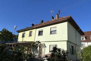 Charmante Doppelhaushälfte mit Dachstudio, Carport und vielseitigem Gartenbereich