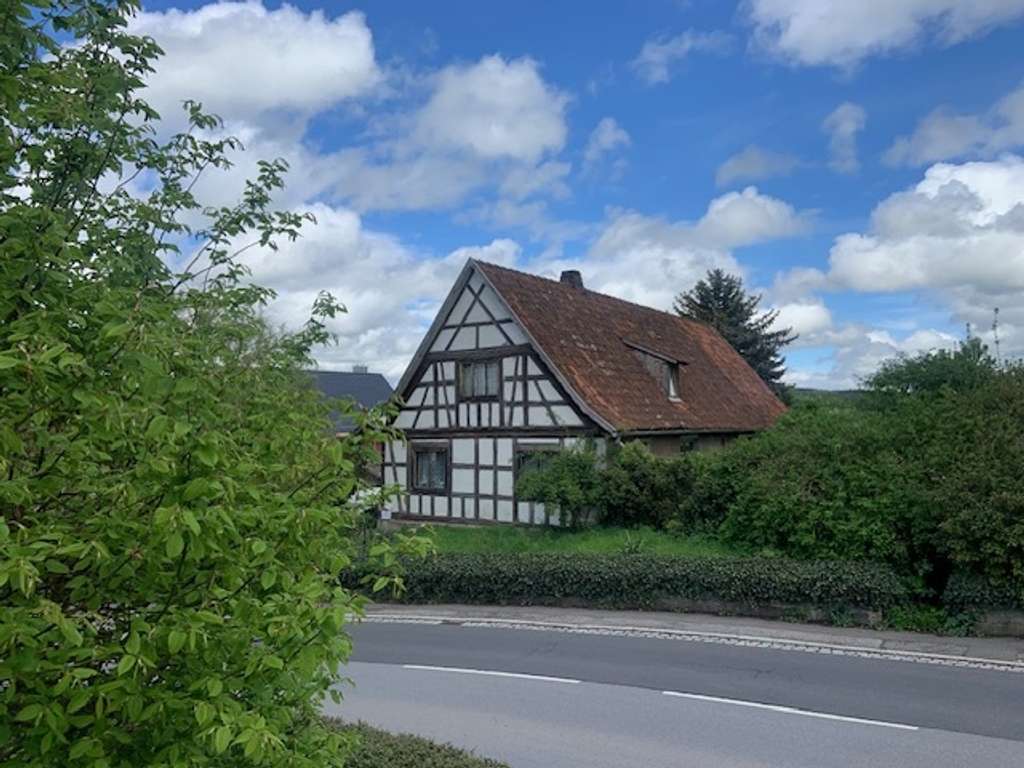 Immobilie in Heldburg - Hellingen - zauberhaftes Bauernhaus
renovierungsbedürftig mit großem Grundstück - Bild 4