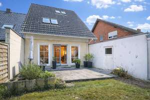 Solide Immobilie mit Garage, Garten und vielseitiger Nutzfläche – Die vollständige Adresse der Immobilie erhältst du vom Anbieter., 41515 Grevenbroich – Vorschaubild 1