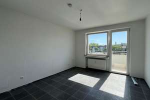Helle 2- Zimmer Wohnung mit Balkon!