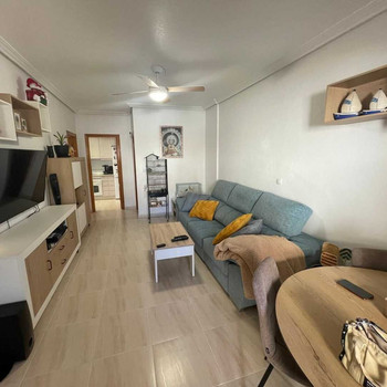 Erdgeschosswohnung mit riesiger Terrasse, Garage und Pool in einer ruhigen, von Gärten umgebenen Geg