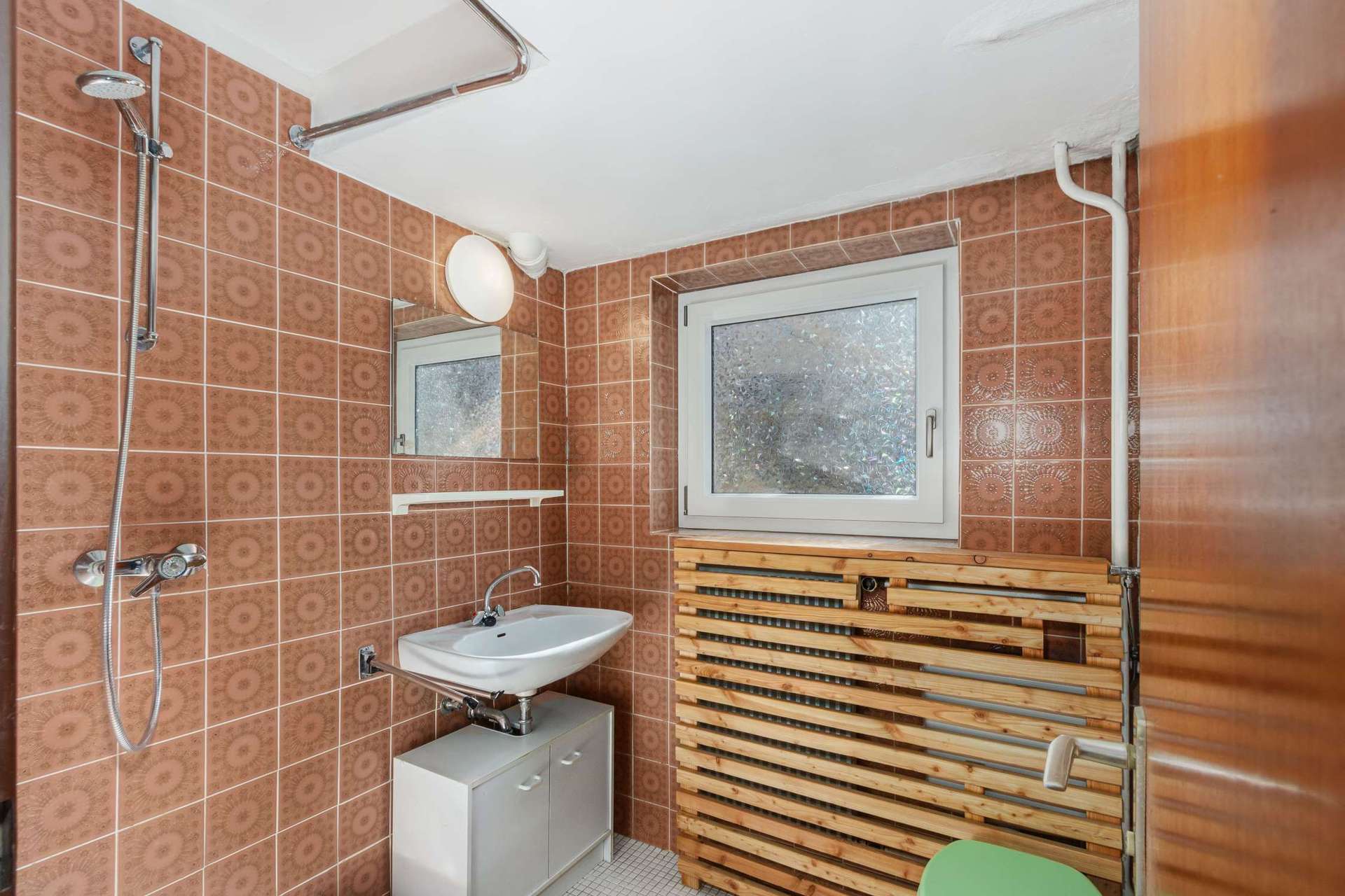 Immobilie in Grabenstätt - Sanierungsbedürftiges EFH mit separatem KG-Zugang | Ideal für Wohnen und Arbeiten unter einem Dach - Bild 8