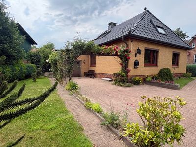 Gut geschnittener Bungalow mit ca. 226 m² Wohn-/Nutzfläche, ausgebautem Dachgeschoss, Keller, Garage