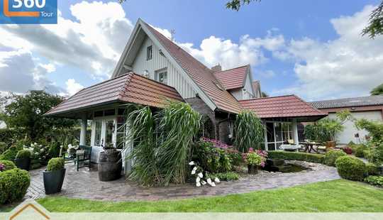 Bild von Hochwertiges Wohnhaus im Landhausstil mit liebevoll angelegtem Garten und großer Halle