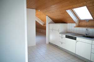 Frisch renovierte Dachwohnung mit offenem Layout im 2. OG – Maienbergstraße 24, 86424 Augsburg (Kreis) – Vorschaubild 3