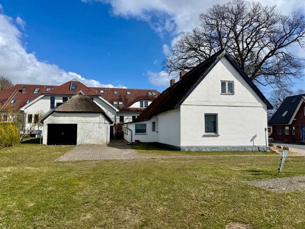 Immobilie in Mönchgut - Reetgedecktes Zweifamilienhaus mit historischem Flair in einzigartiger Naturkulisse - Bild 0