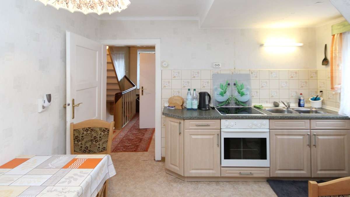 Immobilie in Vacha - Gepflegtes Ein- bis Zweifamilienhaus mit Nebengebäude und großem Garten in Vacha - Völkershausen - Bild 2