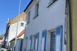 Kleines Haus mit Hof und Scheune