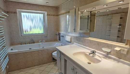 Bild von Geräumiges Mehrfamilienhaus im Bungalow-Stil mit Einliegerwohnung und Garten in Kelsterbach.