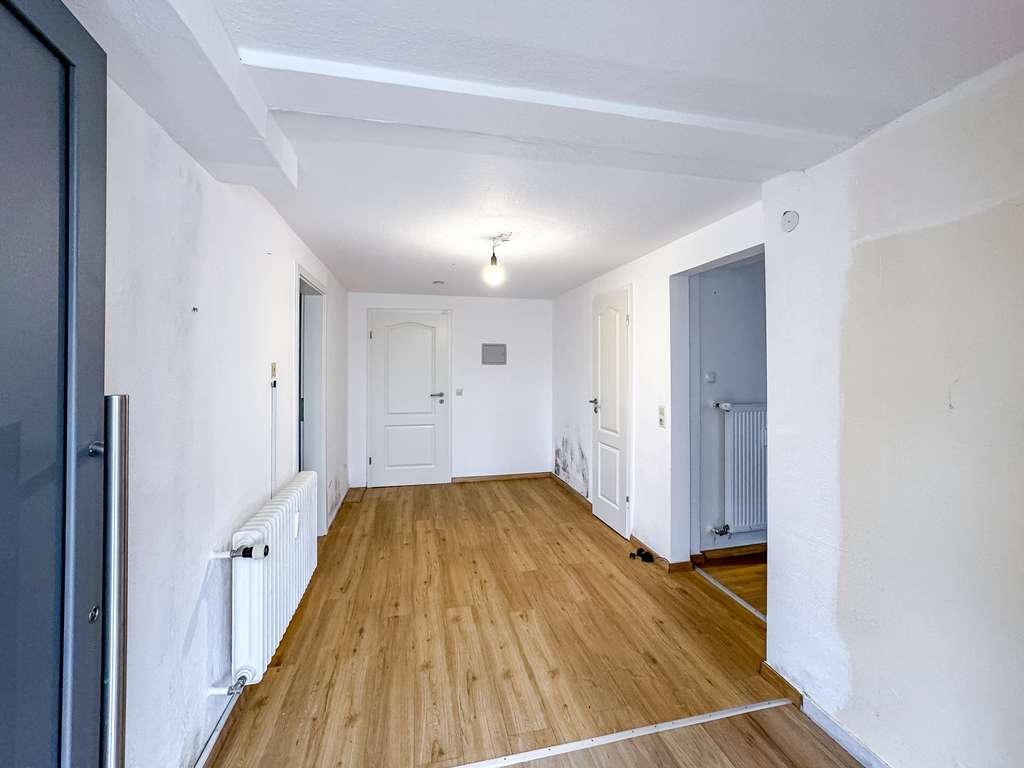 Immobilie in Schömberg - Sanierungsobjekt mit Potenzial: 4-Zimmer-Wohnung mit Garten & Wintergarten - Bild 1