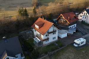 Freistehendes Zweifamilienhaus mit nebenliegendem Baugrundstück in Ebg.-Simmersbach zu verkaufen! – Rosenweg 9, 35713 Lahn-Dill-Kreis – Vorschaubild 2