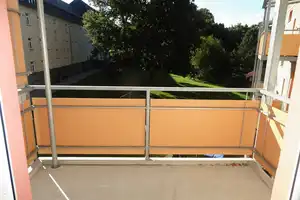 Offene Küche mit kompletter EBK - Fensterbad - Balkon - Abstellraum – Carl-von-Ossietzky-Straße 42, 9126 Chemnitz – Vorschaubild 13