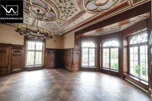 Großzügige Etagenwohnung mit repräsentativem Flair – Stilvolles Wohnen in historischer Villa