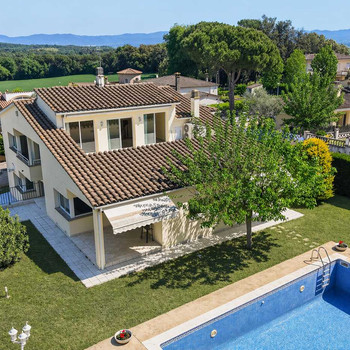 Einfamilienhaus mit 323 m², Pool, Garten und 4 Schlafzimmern in ruhiger Wohngegend