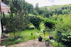 Idyllisch! Renoviertes 3 Parteienhaus mit schönem Garten und Doppelgarage in toller Aussichtslage